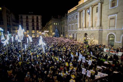 Concentración en la plaza Sant Jaume de Barcelona para reclamar la liberación de los encarcelados.