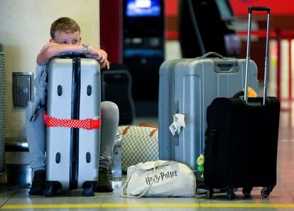 Un usuario espera en los mostradores de la aerolínea Ryanair, en la Terminal 2 del aeropuerto del Prat Barcelona.