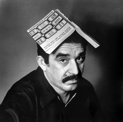 Gabriel García Márquez, escritor e Premio Nobel de Literatura, em uma imagem de finais dos anos sessenta. Na cabeça leva um exemplar de sua obra Cem Anos de Solidão.