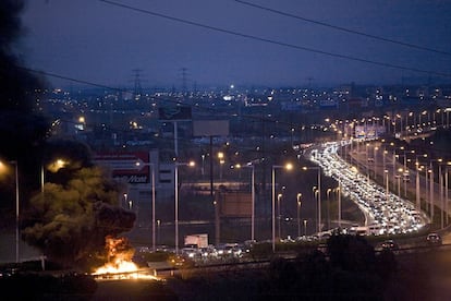 La Ronda de Dalt colapsada a la altura de la entrada 14 sentido mar, en Cornellà de Llobregat, (Barcelona).