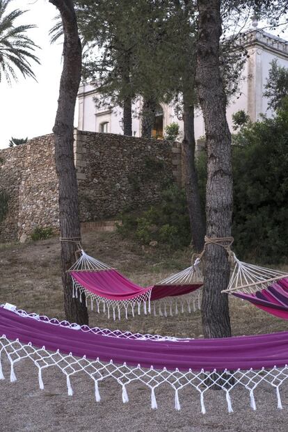 En el bancal, de los pinos que dan sombra a la vivienda cuelgan hamacas
para la siesta.