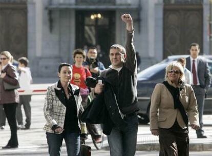 Arnaldo Otegi saluda, puño en alto, a la salida de la Audiencia Nacional en 2006.