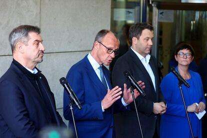 El canciller en funciones de Alemania y líder del partido Unión Cristianodemócrata (CDU), Friedrich Merz, el líder de la Unión Socialcristiana (CSU) y ministro presidente de Baviera, Markus Soeder, y los colíderes del Partido Socialdemócrata (SPD), Saskia Esken y Lars Klingbeil, hacen una declaración este viernes en Berlín.