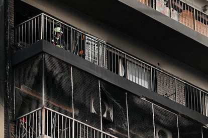 Los bomberos trabajan para extinguir el incendio en un edificio de apartamentos en el barrio de Recoleta en Buenos Aires, el 23 de junio de 2022.