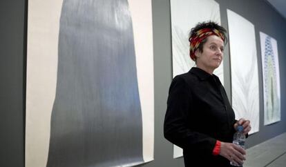 La artista holandesa Elly Strik posa ante su obra 'El matrimonio'.