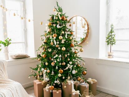 Los árboles artificiales son ideales para decorar cualquier rincón de nuestro hogar. GETTY IMAGES.