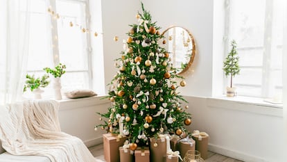 Los árboles artificiales son ideales para decorar cualquier rincón de nuestro hogar. GETTY IMAGES.