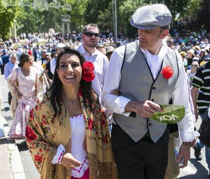 Los candidatos de Vox al Ayuntamiento y la Comunidad de Madrid, Rocío Monasterio y Javier Ortega Smith, llegan a la misa en la pradera de San Isidro.