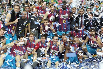 Los jugadores del Barcelona celebran el título