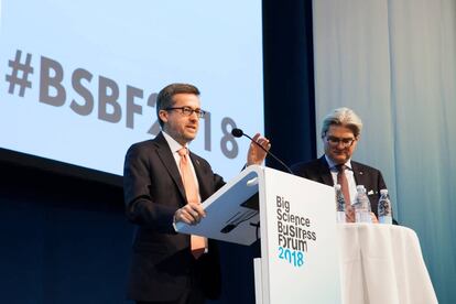 Carlos Moedas (izq) y el ministro danés de Educación Superior y Ciencia.