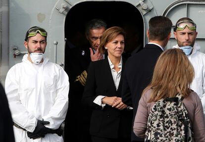 La ministra de Defensa, Maria Dolores de Cospedal, en un momento de la visita a la fragata.