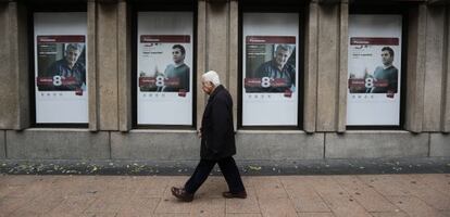 Un anciano pasea por una calle de Madrid.