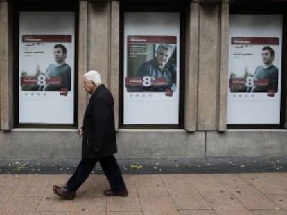 Un anciano pasea por una calle de Madrid.