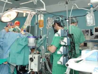 Un equipo m&eacute;dico andaluz, durante un trasplante hep&aacute;tico.
