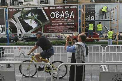 Un gran cartel anunciaba ayer <i>Obaba</i> en una calle de San Sebastián.