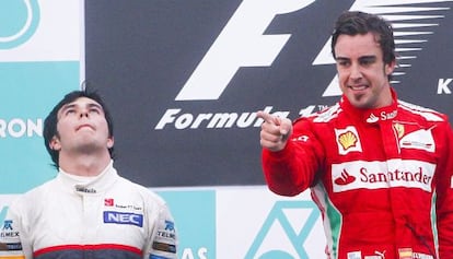 Fernando Alonso (r) celebra tes victory in Malaysia next to Mexican driver Sergio P&eacute;rez. 