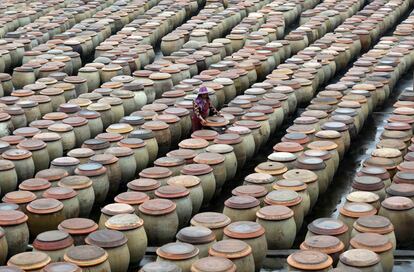 Una mujer trabaja en una fábrica usando el método tradicional para producir salsa de soja en Jinjiang, provincia de Fujian, China.