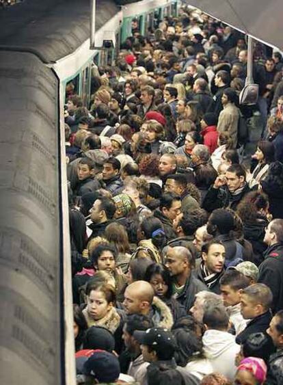 Viajeros tratando de entrar en el metro en Gare de l'Est en París.