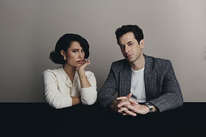 RAYE y Mark Ronson, juntos en una imagen cortesía de Audemars Piguet.