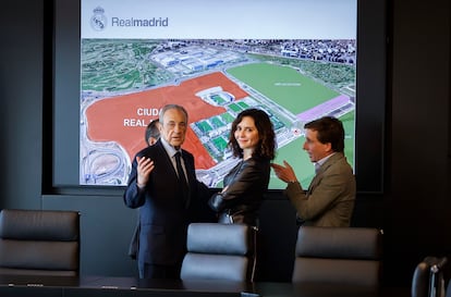 La presidenta de la Comunidad de Madrid, Isabel Díaz Ayuso, y el alcalde de Madrid, José Luis Martínez -Almeida, junto a Florentino Pérez, presidente del Real Madrid, en la presentación la pasada semana de Madrid Innovation District.
