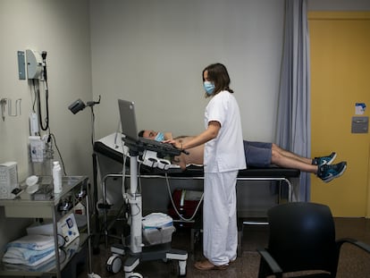 Una doctora realiza una ecografía pulmonar a un paciente, en Madrid.