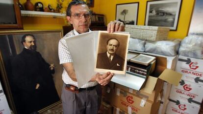 El secretario de la Fundación Centro de Estudios Blasco Ibáñez, Ángel López, muestra un retrato original, junto a parte de las 60 cajas que guardan su legado y una copia del retrato que le hizo Sorolla.