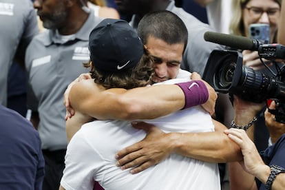 Alcaraz se abraza con Juan Carlos Ferrero.