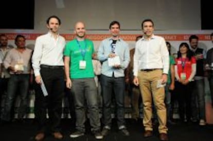 Gustavo Vinacua, director de Centros de Innovaci&oacute;n de BBVA (derecha), junto a antiguos premiados.