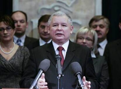 El primer ministro polaco, Jaroslaw Kaczynski, analiza el pasado martes su derrota.