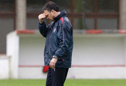 Joaquín Caparrós, preocupado durante un entrenamiento del Athletic en Lezama.