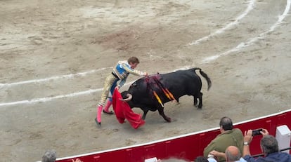 Estocada de Borja Jiménez a su primer toro.