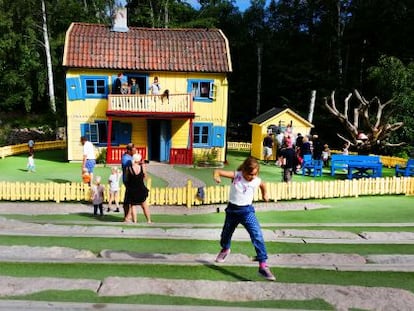 Recreación de Villa Kunterbunt, la casa de Pippi Calzaslargas, en el parque temático El mundo de Astrid Lindgren, en Vimmerby (Suecia).