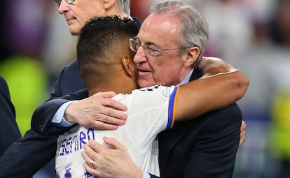 Casemiro y Florentino Pérez se abrazan tras ganar el Real Madrid su decimocuarta Copa de Europa ante el Liverpool, el pasado 28 de mayo en París.