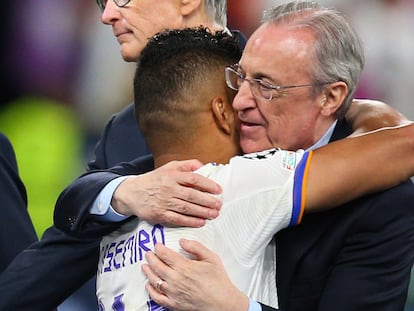 Casemiro y Florentino Pérez se abrazan tras ganar el Real Madrid su decimocuarta Copa de Europa ante el Liverpool, el pasado 28 de mayo en París.