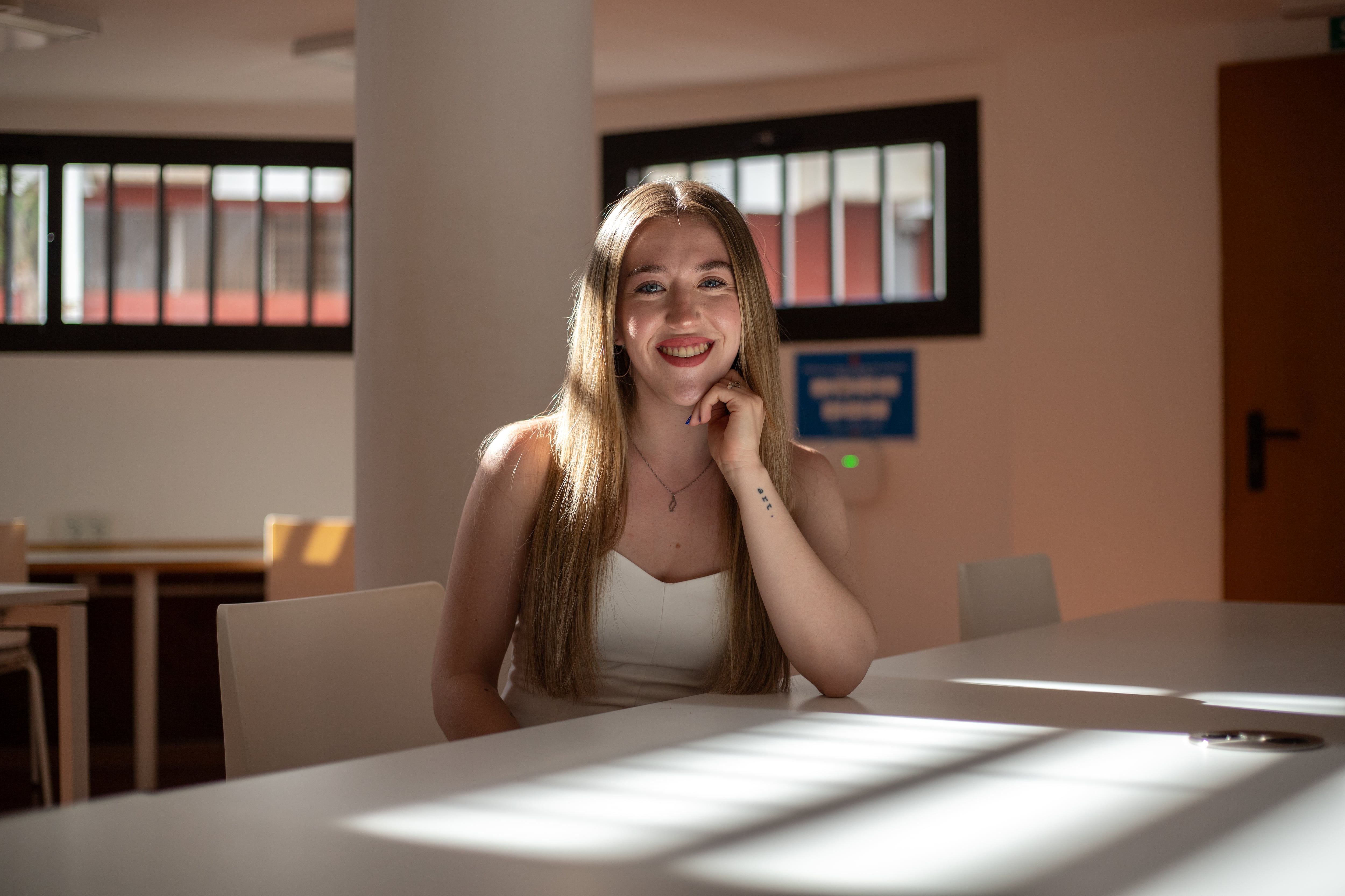 Tiara Lomba, estudiante de psicología, en la biblioteca de Lanzarote.
