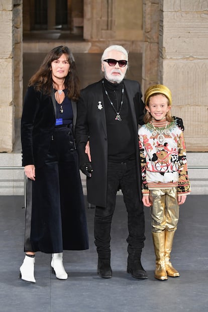 Karl Lagerfeld, custodiado por Virgine Viard y el niño recurrente de sus desfiles, Hudson Kroenig.