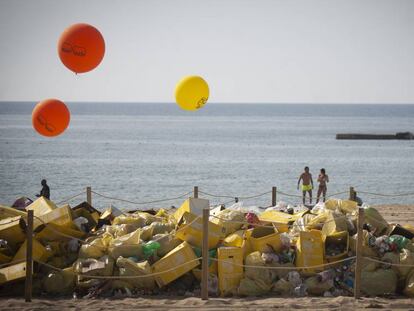 Residuos acumulados durante la verbena en las playas de Barcelona.