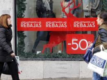 Dos mujeres pasan ante un comercio en rebajas en la Puerta del Sol de Madrid, el pasado mes de enero. EFE/Archivo