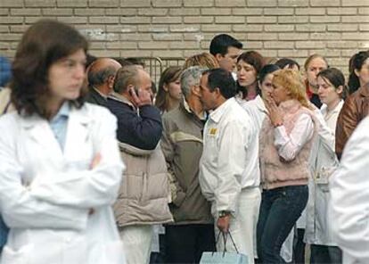 En la imagen, familiares y amigos de los heridos se acercan al hospital Gregorio Marañón de Madrid.