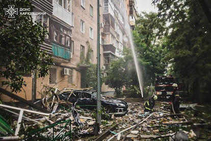 Bomberos trabajan en un edificio dañado tras uno de los ataques aéreos en Járkov.