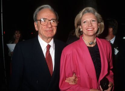 La fortuna de Rupert Murdoch se calcula en unos 9.000 millones de euros, pero el divorcio de su segunda mujer, Anna Torv, en 1999 le dio un buen bocado a su cartera: 1.275 millones de euros. Después de 32 años juntos, la pareja (aquí, en un estreno en Los Ángeles en diciembre de 1992), con tres hijos en común, no hizo públicos los detalles del mismo. Meses después él se casaría con la economista Wendi Deng en su barco. Se divorciarían en 2013 pero, ahora sí, con acuerdo prematrimonial.