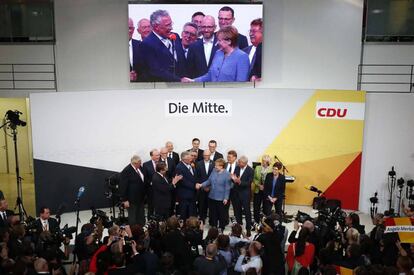 Angela Merkel felicita a los miembros del CDU durante la noche elctoral, en Berlín.