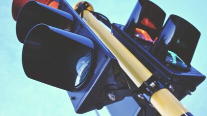 Desarrollan una app para predecir cuándo estarán en verde los semáforos