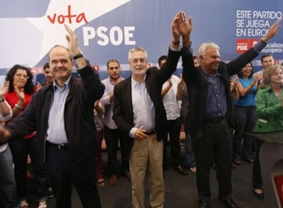 Manuel Chaves, José Antonio Griñán y Felipe González, ayer en Sevilla.