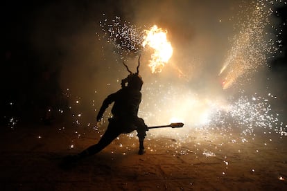 Una persona vestida de demonio durante la celebración del ‘correfoc’ en Palma de Mallorca, en la noche de San Juan. 