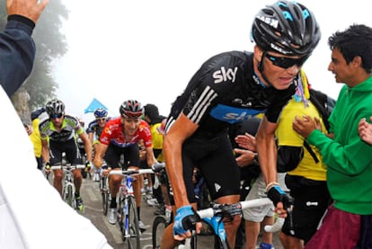 Froome tira de Wiggins en la ascensión del Angliru.