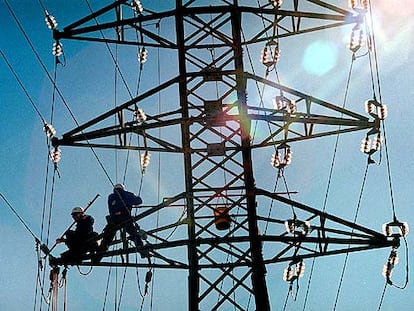 Operarios trabajan en una línea de media tensión.