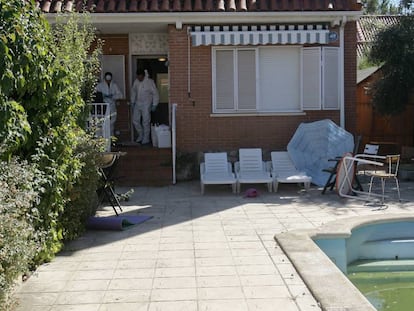 Agentes da Polícia Científica analisam a casa