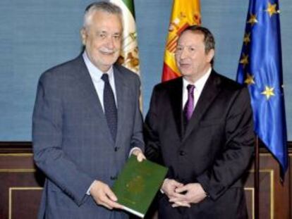 Griñán recibe de Juan Cano Bueso la memoria anual del Consejo Consultivo que preside este último.