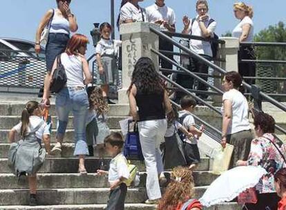 Alumnos de un colegio concertado de Málaga a la salida del centro escolar.